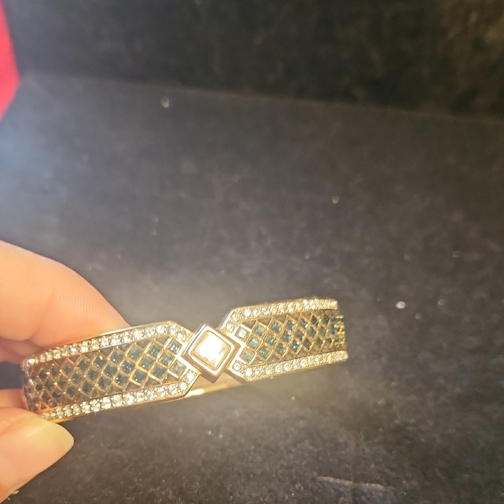 Elegant Gold and Green Women's Bracelet